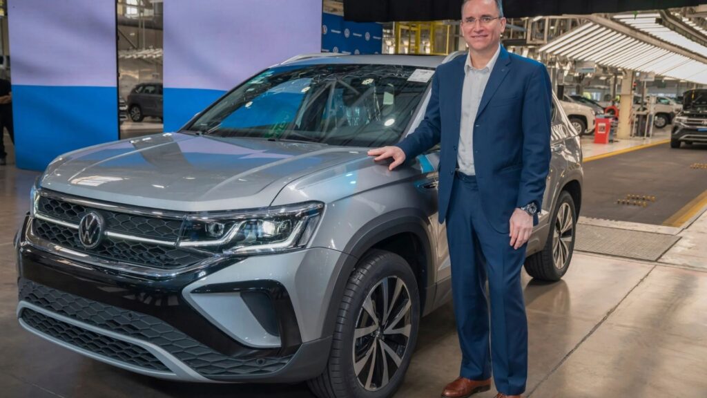 Volkswagen Taos cinza do lado de um argentino.