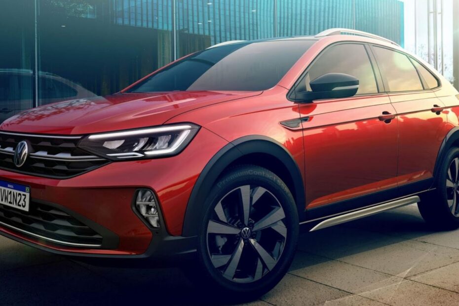 Volkswagen Nivus vermelho na diagonal.