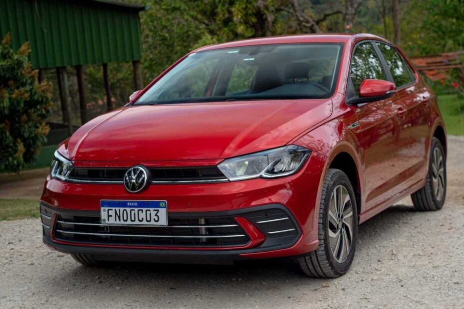 Frente do Volkswagen Polo vermelho.