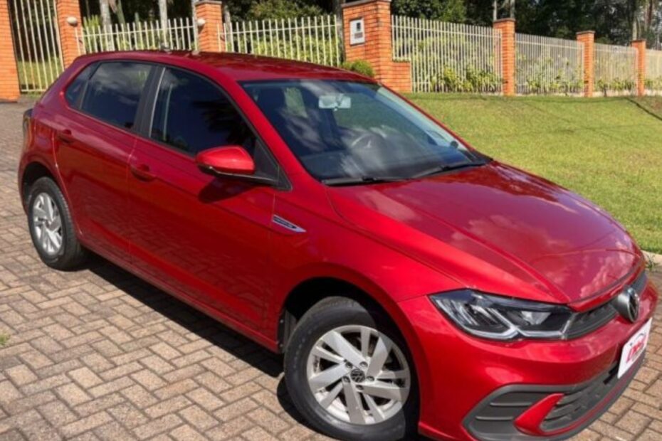 Volkswagen Polo vermelho parado na diagonal.