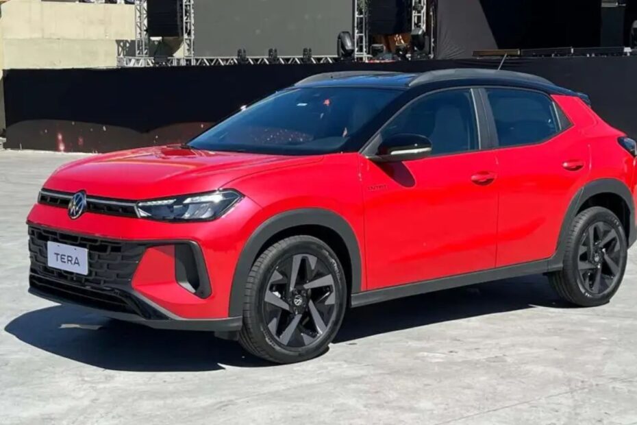 Volkswagen Tera vermelho na diagonal.