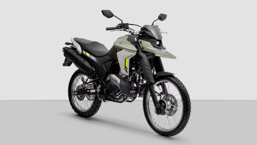 Yamaha Lander 250 na diagonal em um fundo claro.
