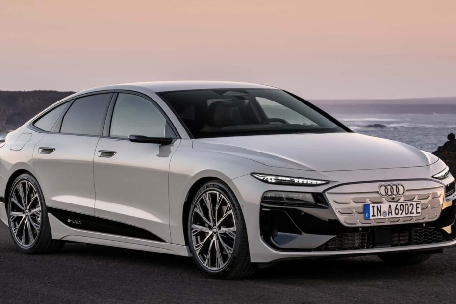 Audi A6 branco parado na diagonal.