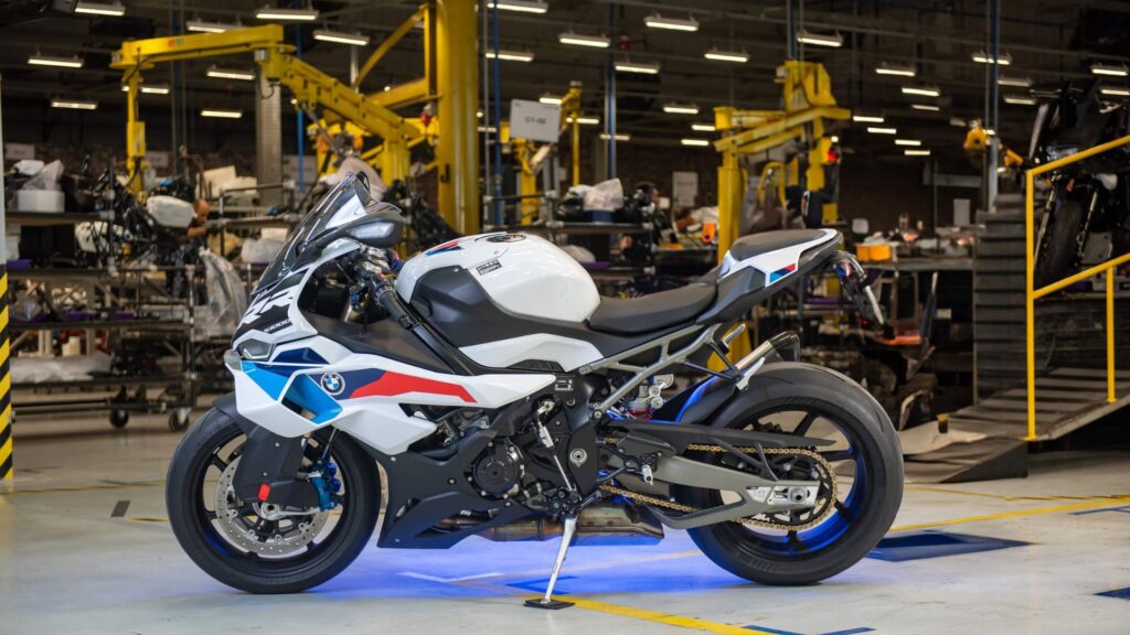 Lateral da BMW S 1000 RR 2026 branca na fabrica.