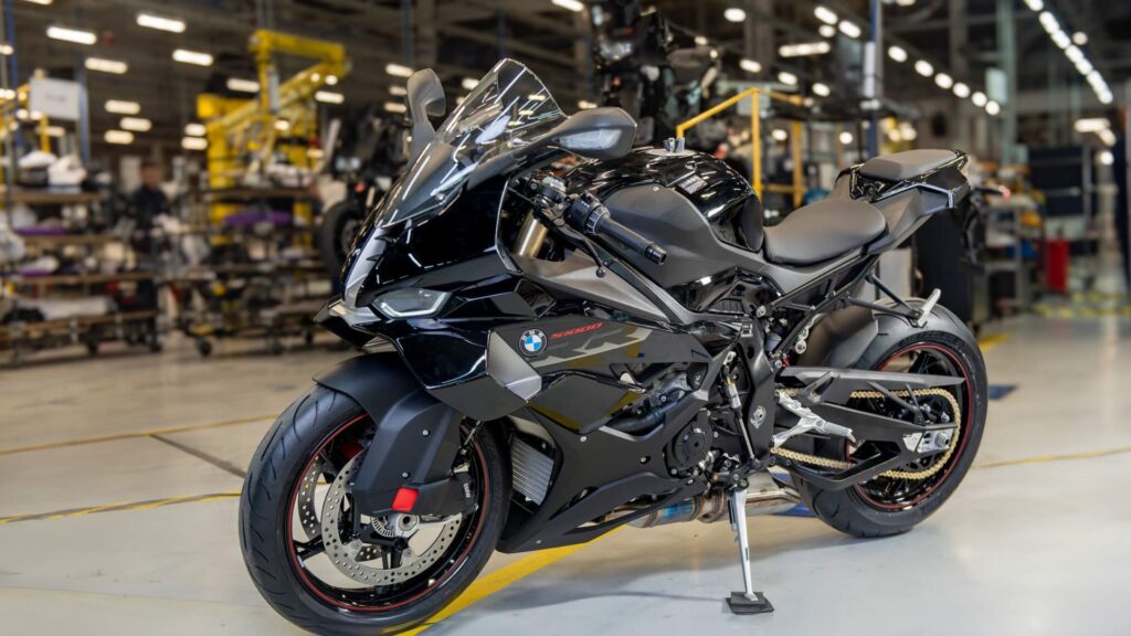 BMW S 1000 RR 2026 preta na diagonal na fabrica.