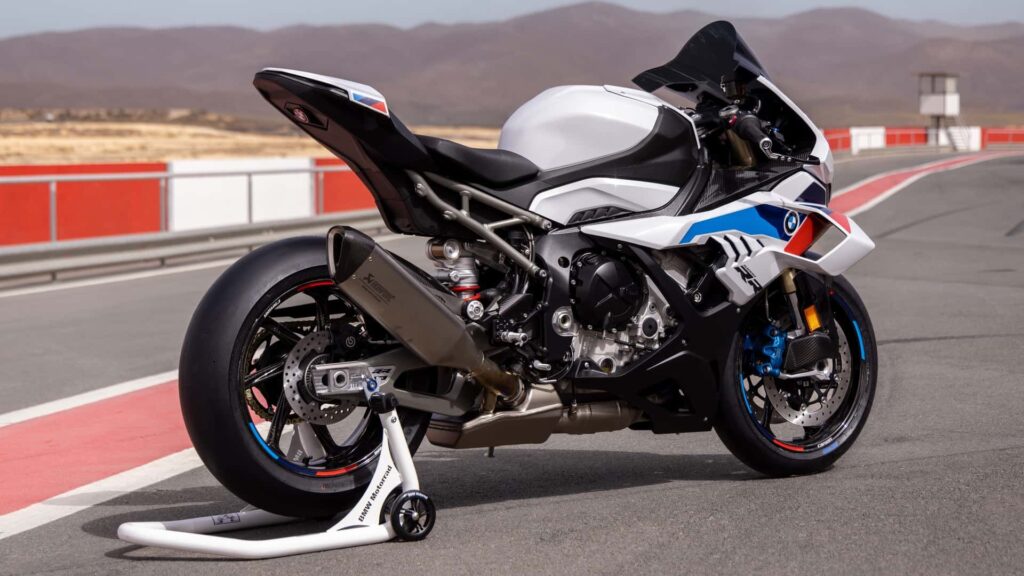 BMW S 1000 RR 2026 branca na diagonal.