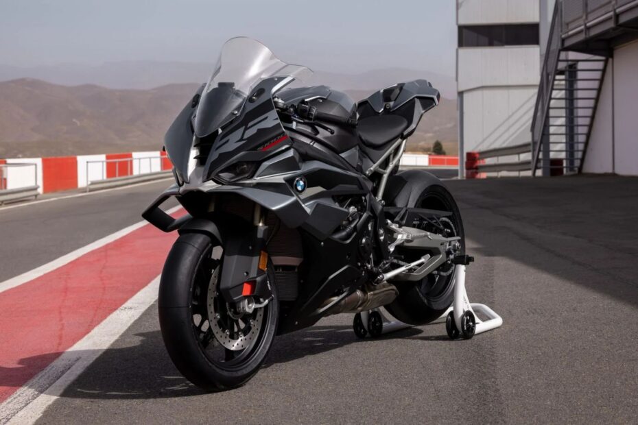 BMW S 1000 RR 2026 cinza na diagonal em uma pista.