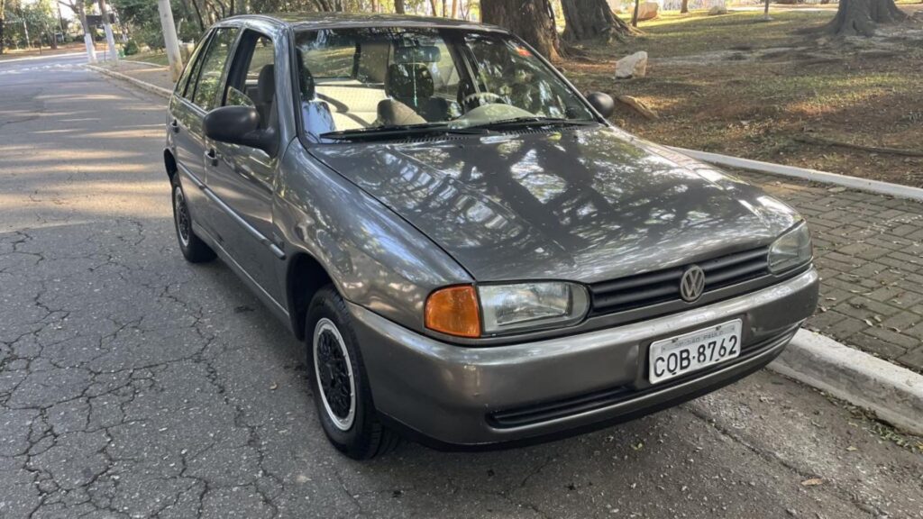 Gol 1998 cinza escuro na diagonal é um dos carros usados ate 10mil.