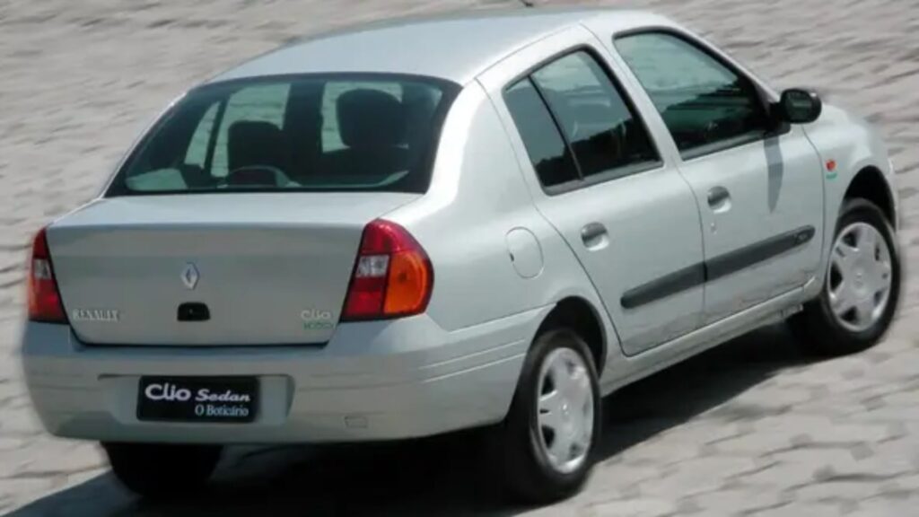 Clio Sedan prata na diagonal.