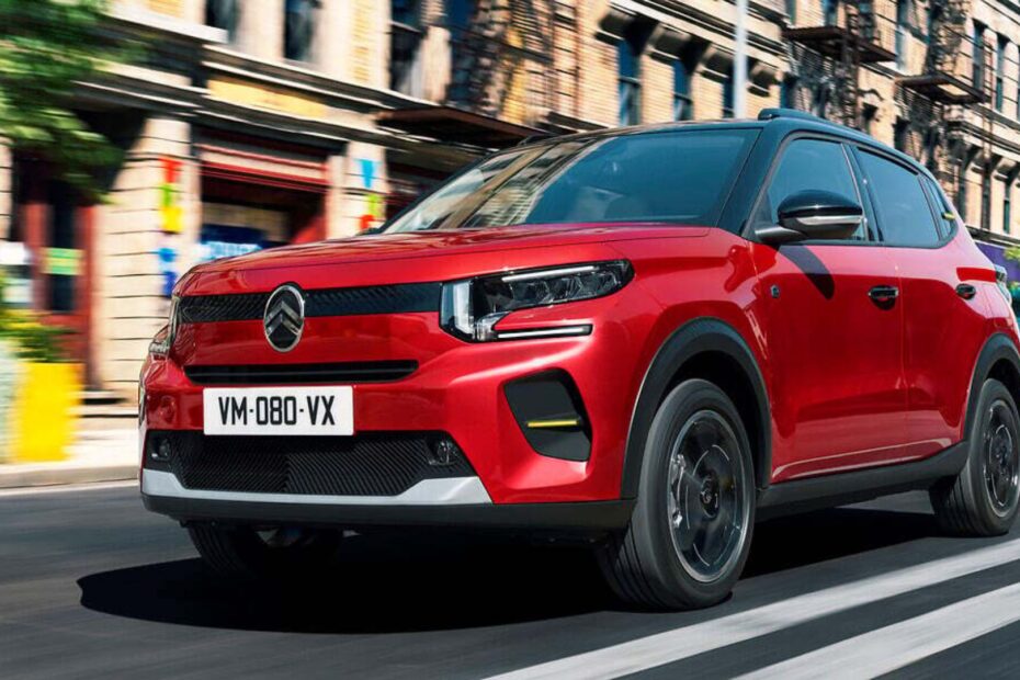 Citroën C3 vermelho na estrada.