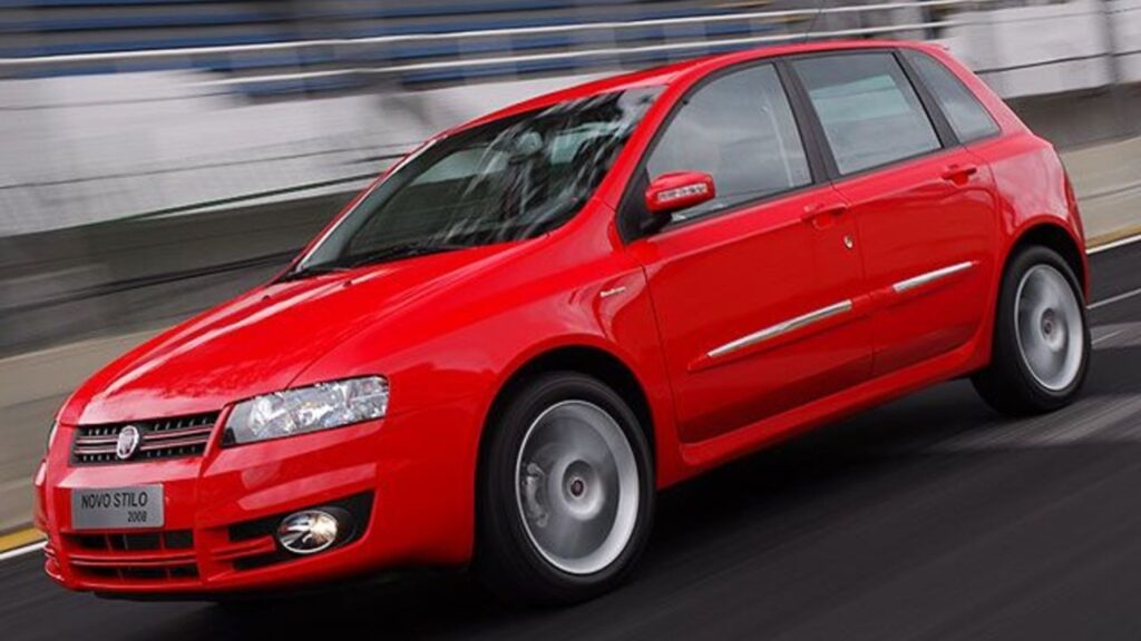Fiat Stilo vermelho na estrada.