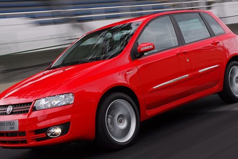 Fiat Stilo vermelho na estrada.