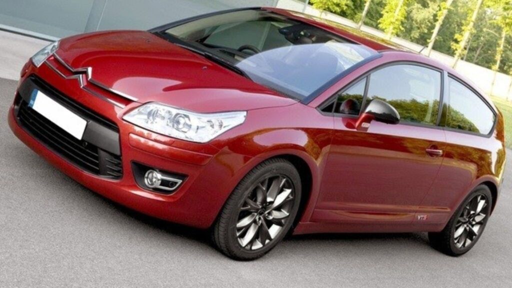 Citroën C4 VTR vermelho na diagonal é um dos carro que da problemas e dor de cabeça.