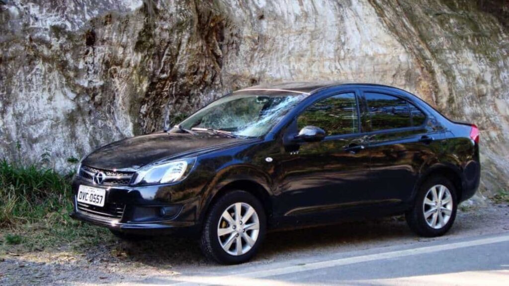 JAC J3 Turin preto parado na beirada da estrada.