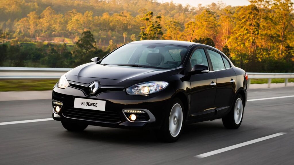 Renault Fluence preto na estrada.
