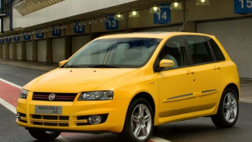 Fiat Stilo amarelo na diagonal.