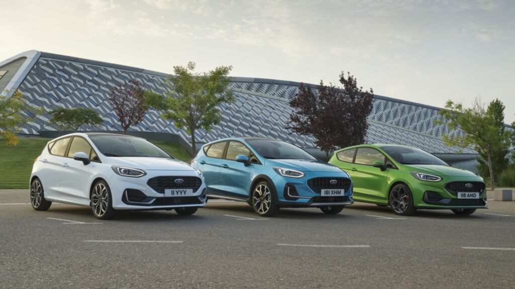 Ford Fiesta elétricos um do lado do outro.