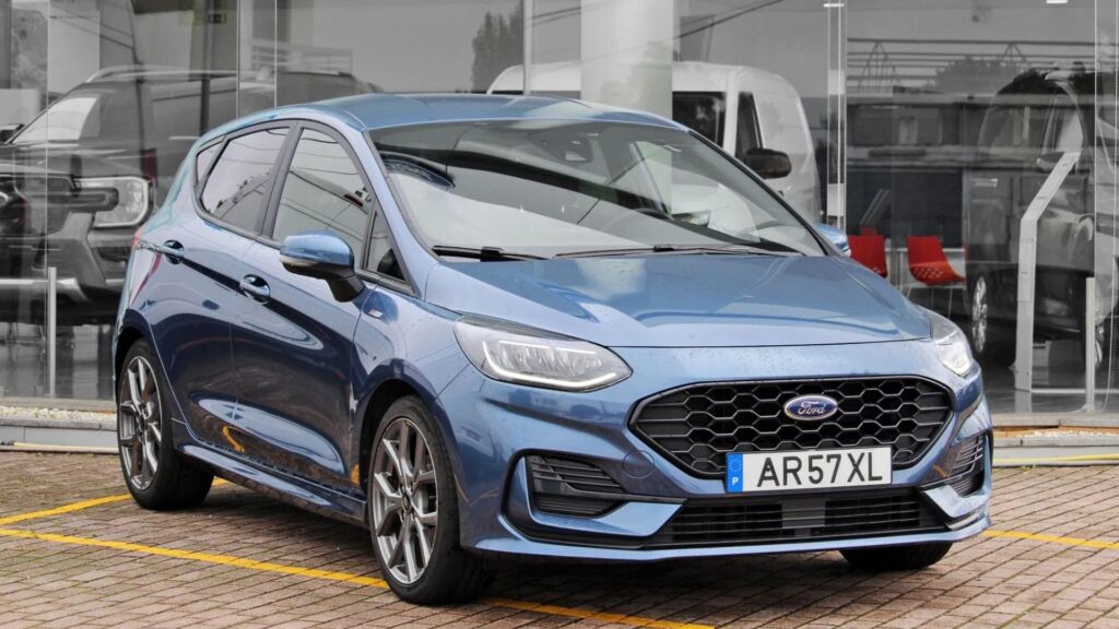 Ford Fiesta elétrico azul na diagonal.