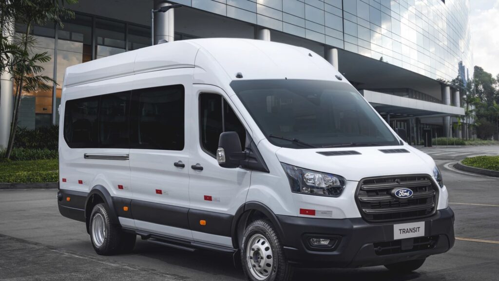Ford Transit 2026 branco na diagonal.