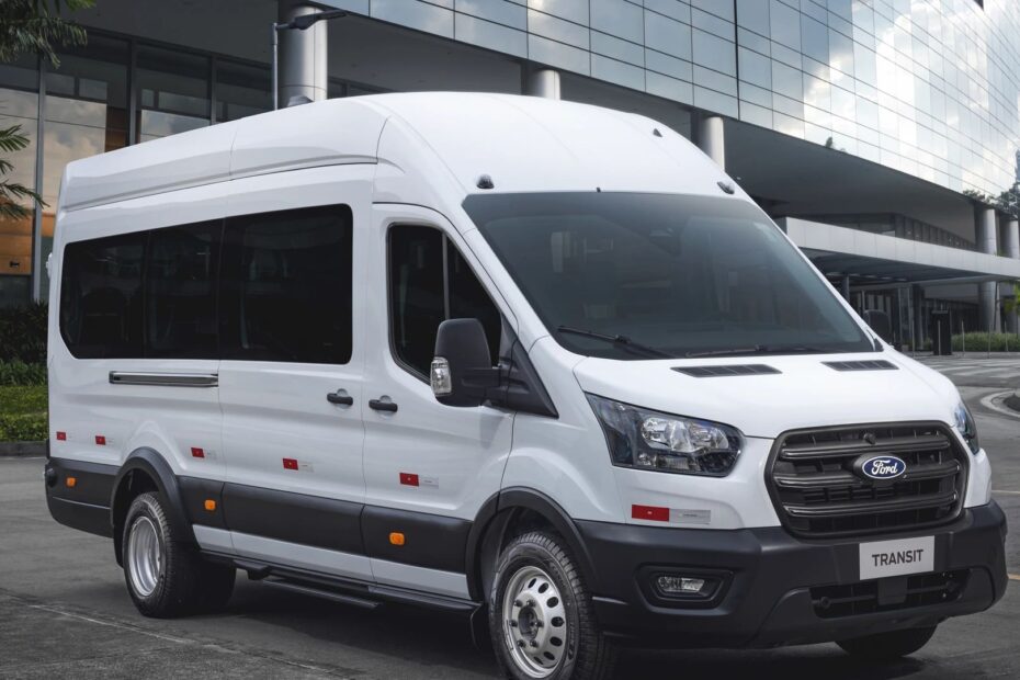 Ford Transit 2026 branco na diagonal.