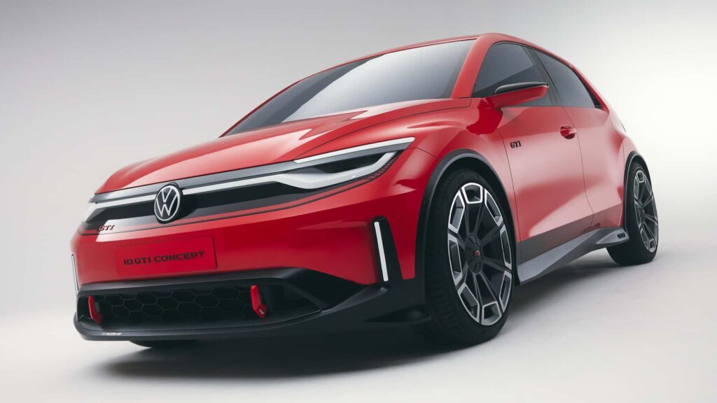 Novo Golf GTI elétrico vermelho na diagonal em um fundo branco.