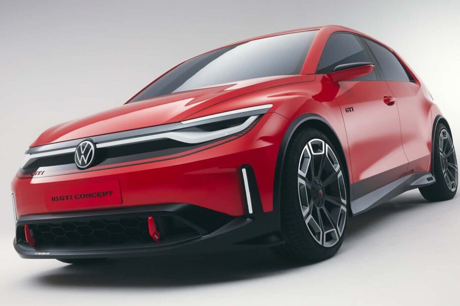 Novo Golf GTI elétrico vermelho na diagonal em um fundo branco.