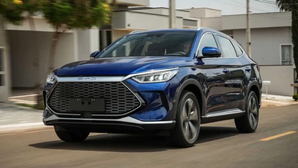 BYD Song Plus azul na estrada.