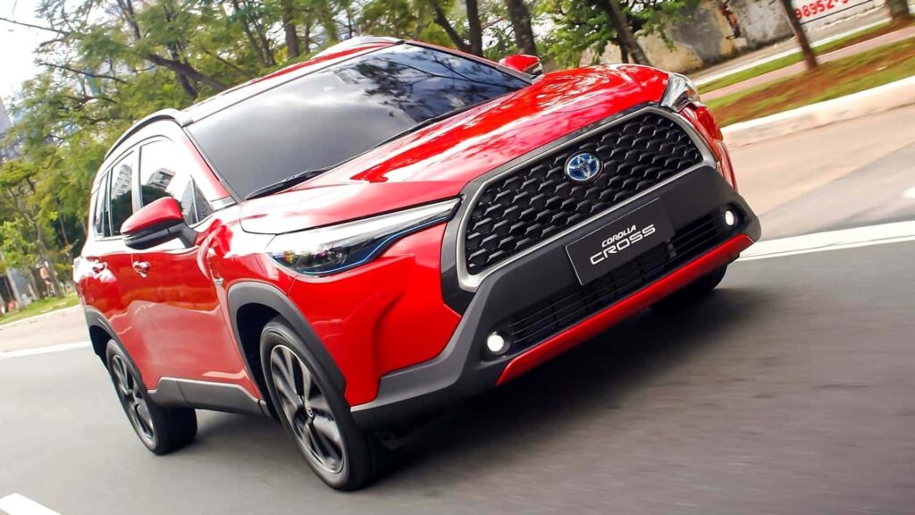 Corolla Cross vermelho hibrid.