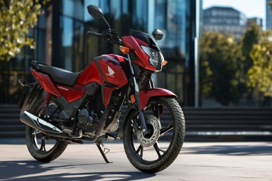Honda CB125F 2026 vermelha na diagonal.
