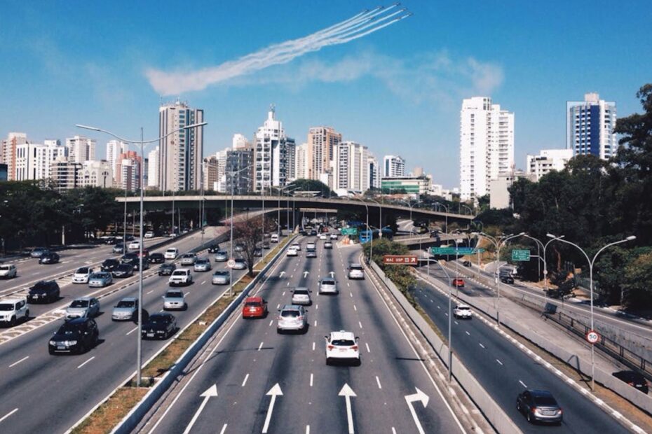 Frotas brasileiras de automóveis envelhecendo.