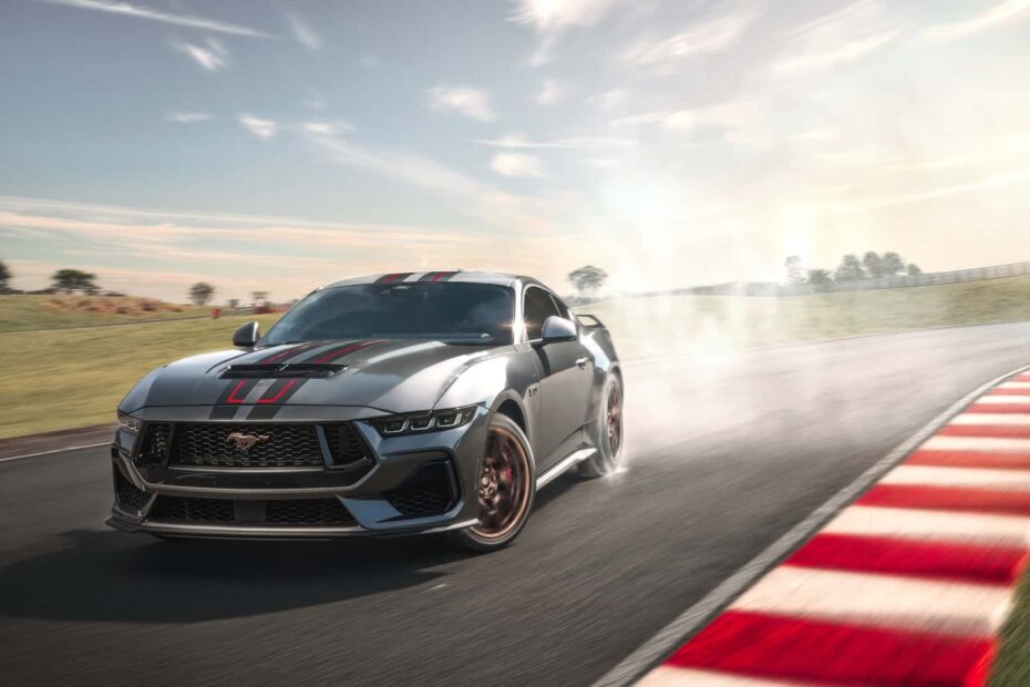 Ford Mustang GT manual cinza na pista de corrida.