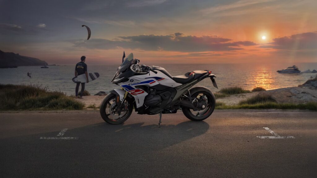 BMW R 1300 RS branca parada.