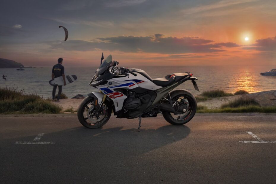 BMW R 1300 RS branca parada.