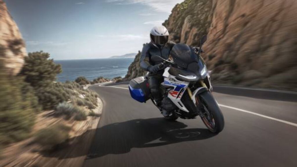 BMW R 1300 RS na estrada.