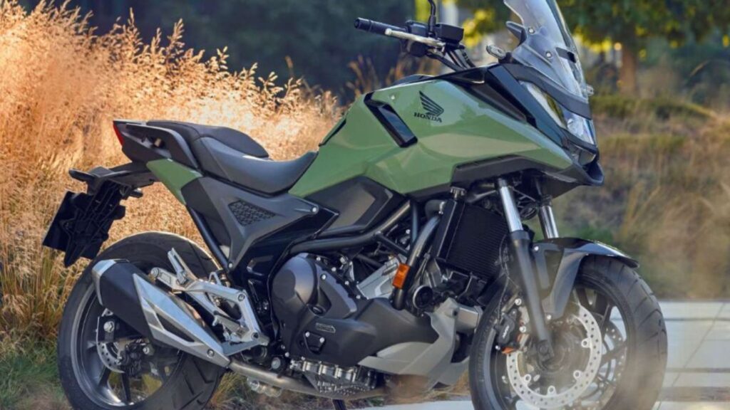 NC 750X 2025 verde na diagonal.