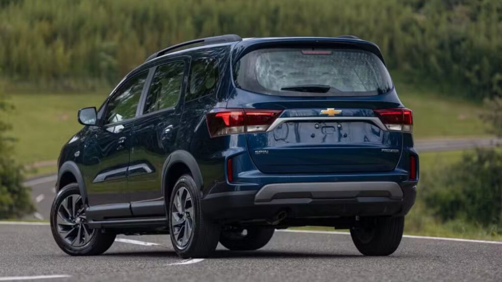 Traseira do Chevrolet Spin azul.