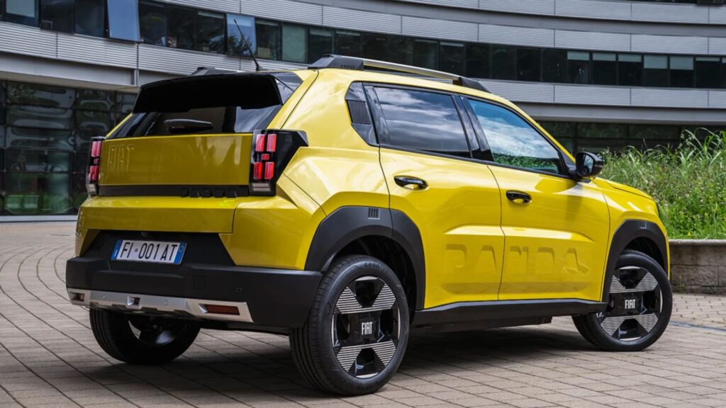 Traseira do Fiat Grande Panda amarelo.