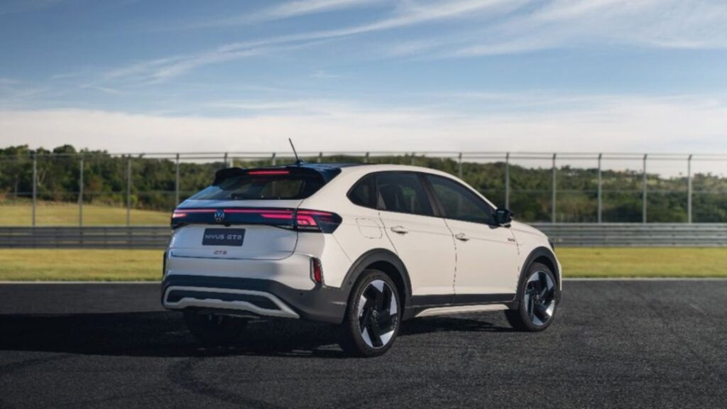 Traseira do Nivus GTS 2026 branco.