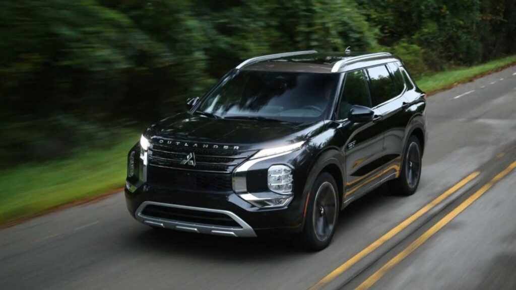 Mitsubishi Outlander preto na estrada.