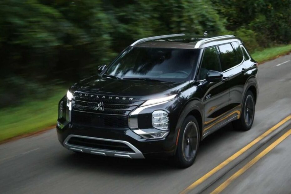 Mitsubishi Outlander preto na estrada.