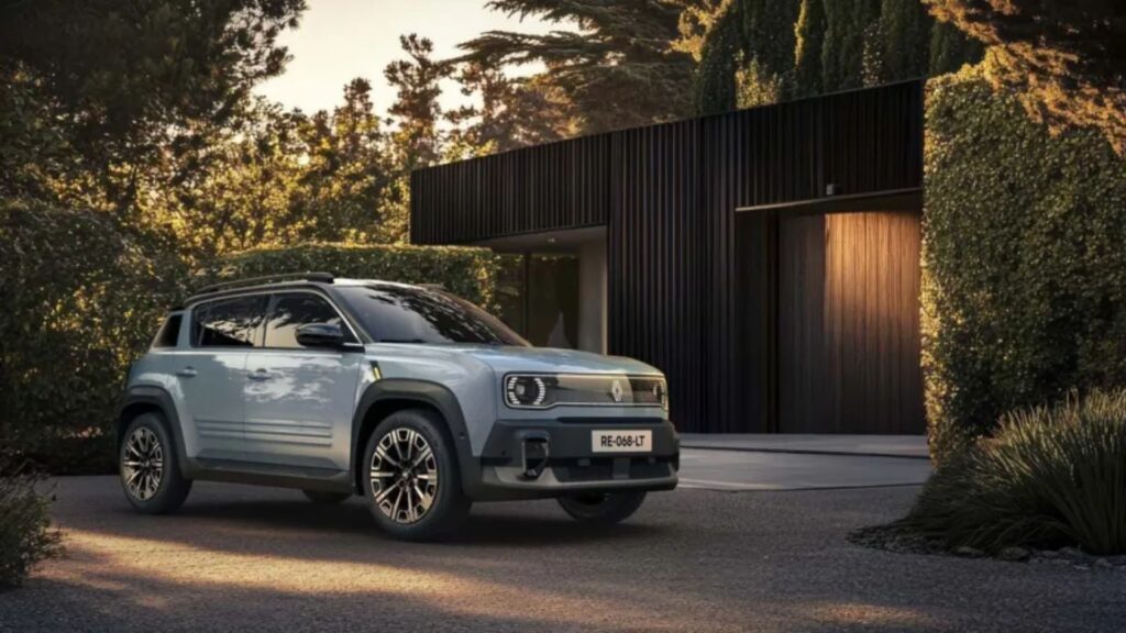 Renault 4 E-Tech na diaognal.