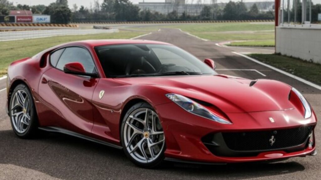Ferrari 812 Superfast chega no Brasil.