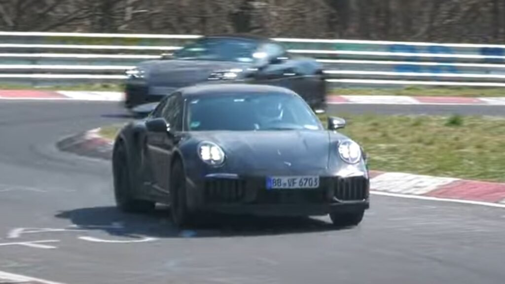 Porsche 911 Turbo 2026 preta fazendo uma curva.