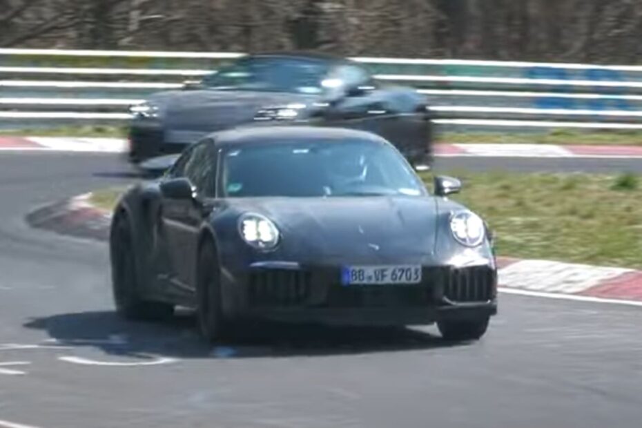 Porsche 911 Turbo 2026 preta fazendo uma curva.