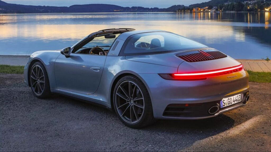 Traseira da Porsche 911 Targa de noite.