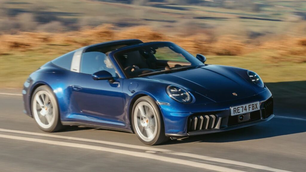 Porsche 911 Targa azul na estrada