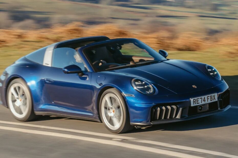 Porsche 911 Targa azul na estrada