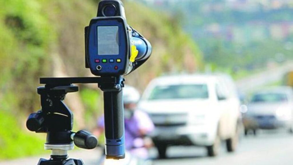 Radar portátil apontado para carros que estão na pista.