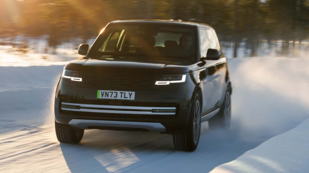 Nova Range Rover Elétrica preta na neve.