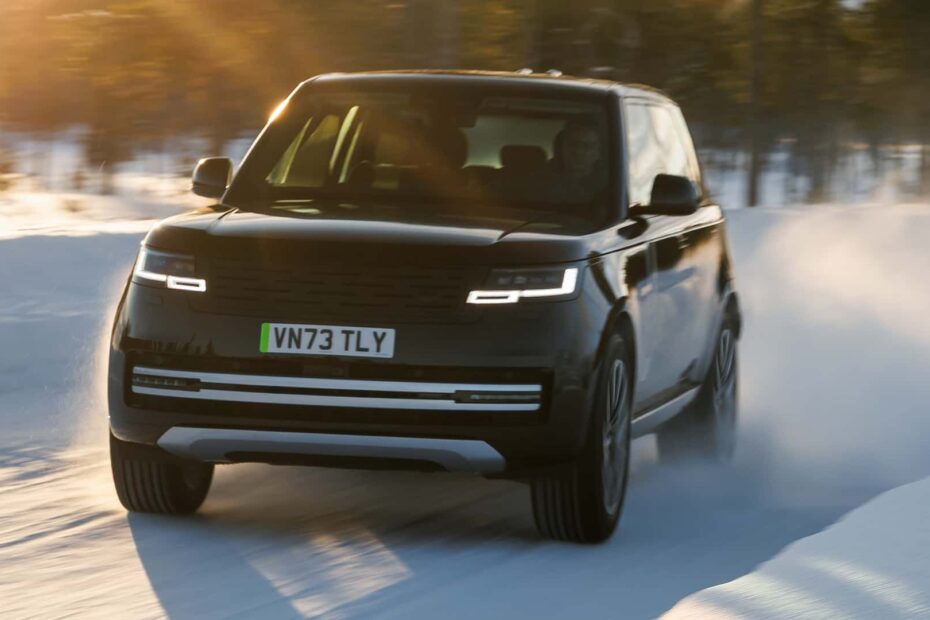 Nova Range Rover Elétrica preta na neve.